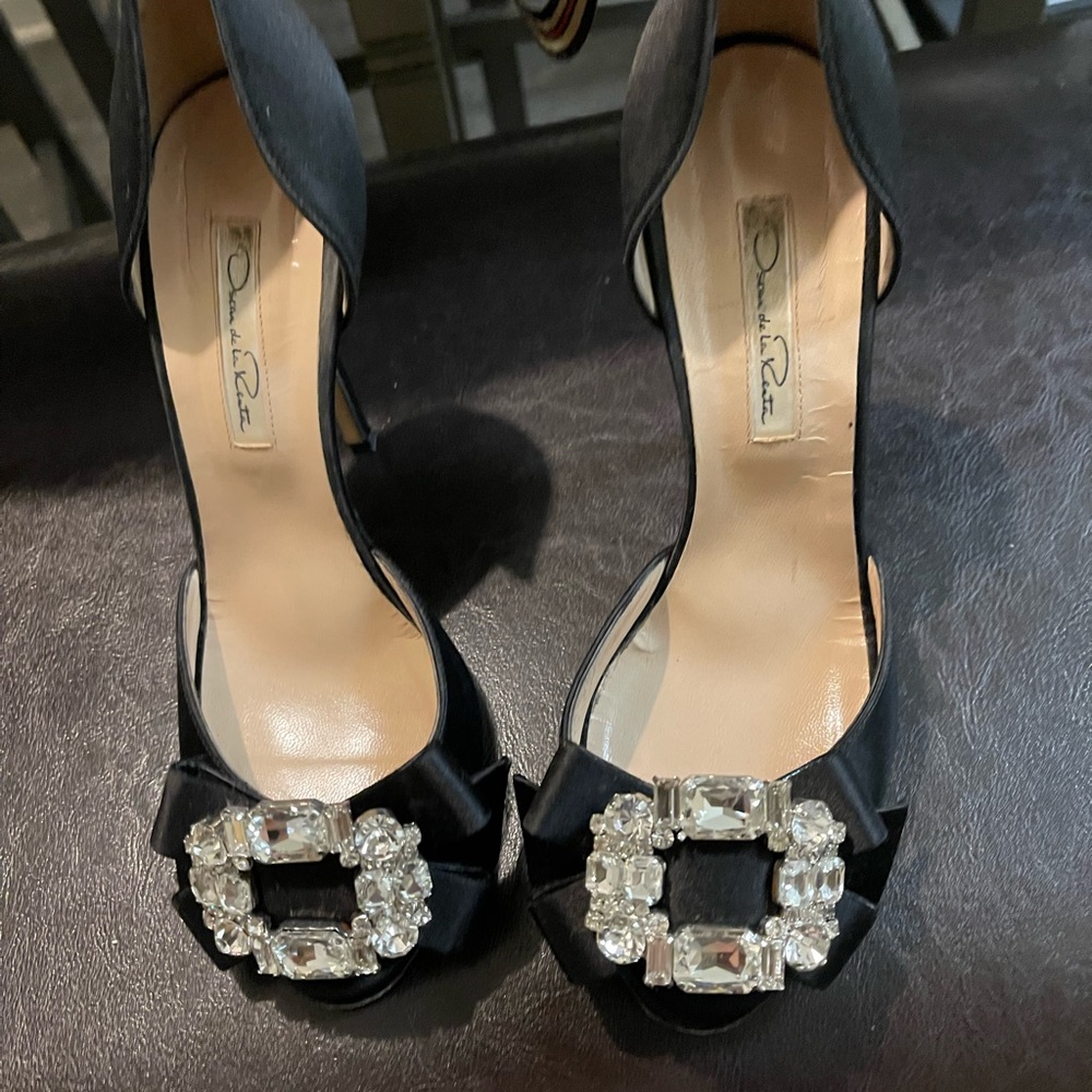 Excellent condt preowned pair of shoes by Oscar Dela Rente size 8